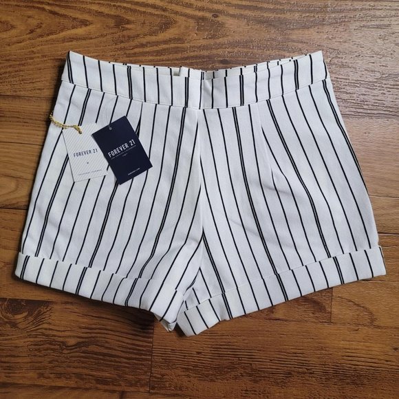 New Forever21 Black and White Zip Up Shorts with Bottom Cuff - Size S - Picture 2 of 3